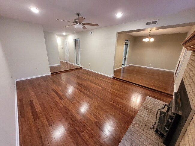 Building Photo - 5 Bedroom 3 Bath Home with Sunroom in Virg...