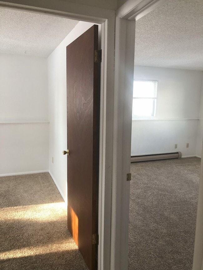 Building Photo - 2 bedroom 1 bath Centrally Located Apartment