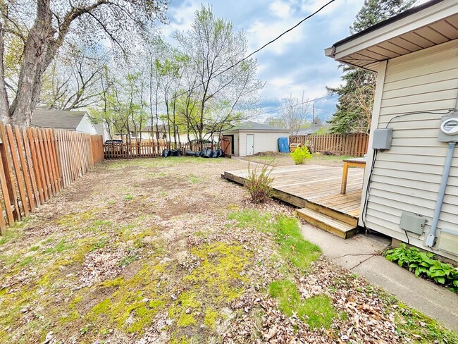 Building Photo - Great crystal home with huge fenced in bac...