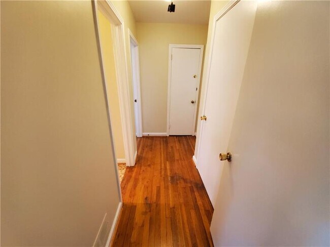 Building Photo - 613 Clairmont Cir