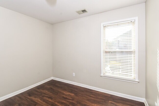 Building Photo - 214 Elmbrook Ln