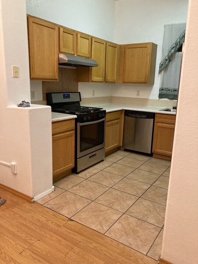 Kitchen with all new stainless steel appliances - 6067 Monte Azul Plz