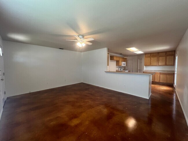 Building Photo - Large 3/2/2 Duplex with Easy Access to IH ...