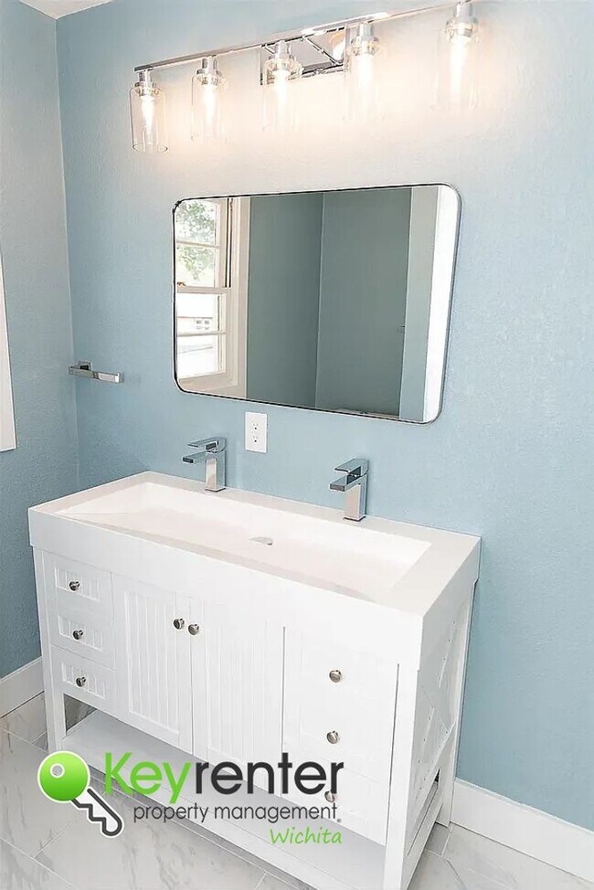 Building Photo - NOVEMBER FREE RENT!! Spacious 4-Bedroom / ...