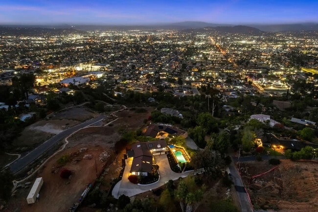 Building Photo - 5048 Bluff Pl