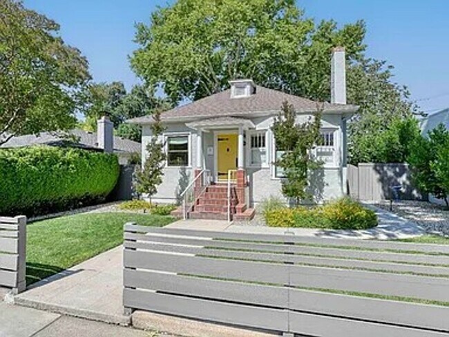 Building Photo - Beautiful vintage home