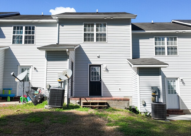 Building Photo - 204 Meadowbrook Ln