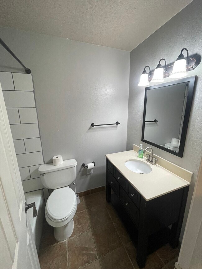 Building Photo - 1209 W Copper Ave