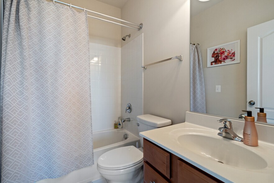 Building Photo - 500 Overlook Park Dr