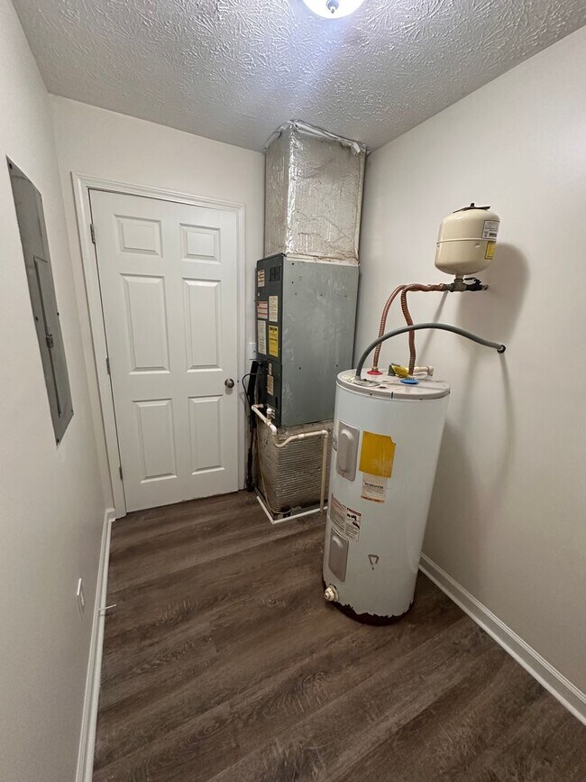 Building Photo - 121 Clyde Dr