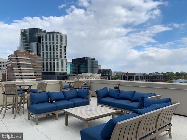 Building Photo - 4915 Hampden Ln