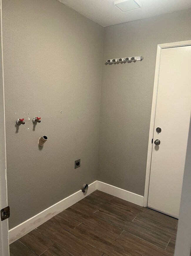 Building Photo - Three Bedroom, Two Bathroom Single Family ...