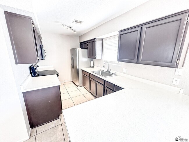 Building Photo - 3845 S Cactus Wren Way