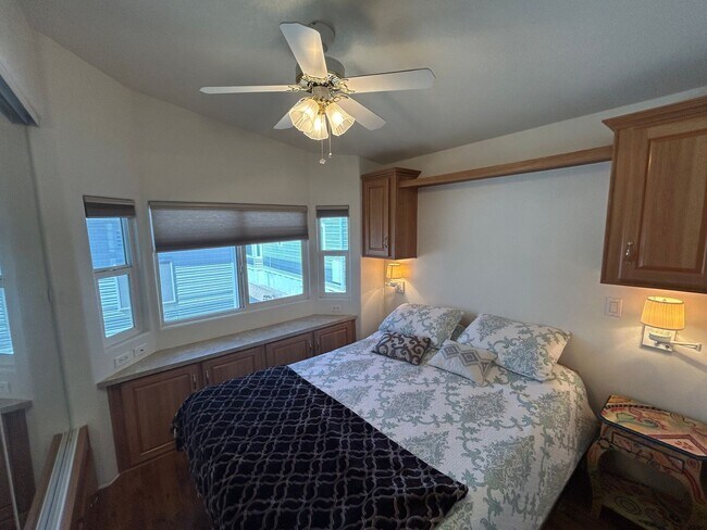 Building Photo - 17200 W Bell Rd