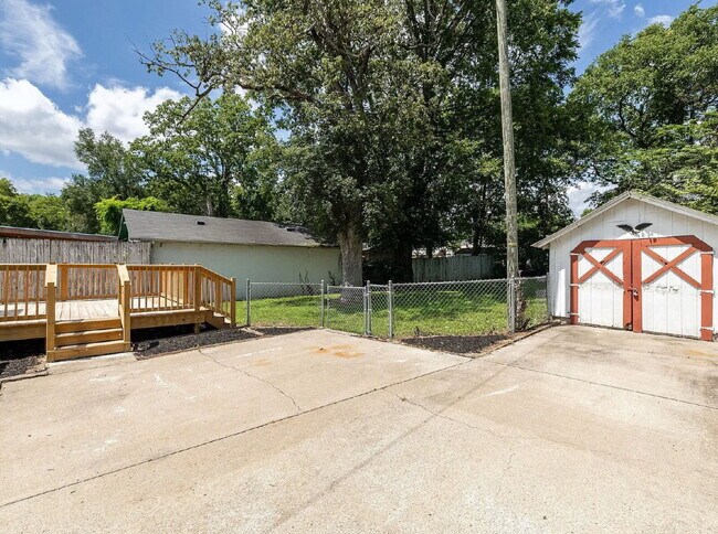 Building Photo - Vintage Charm, Modern Comfort & a Fully Fenced Backyard in Madison