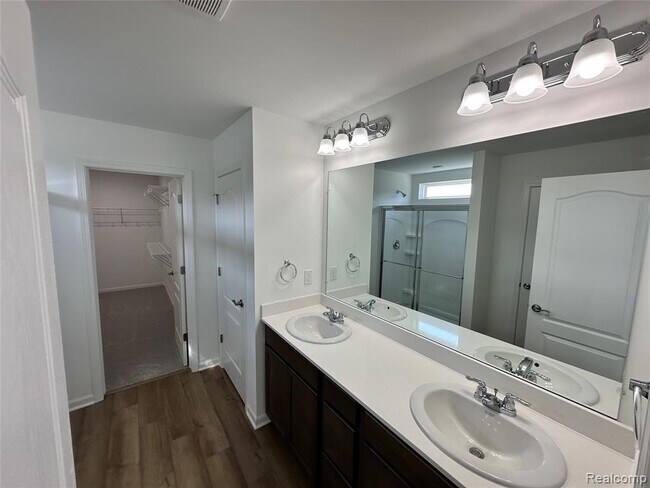Building Photo - 4881 Marquette Dr