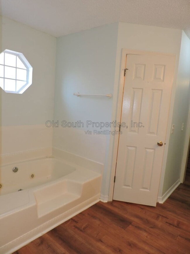 Building Photo - 2552 Southern Oaks Dr