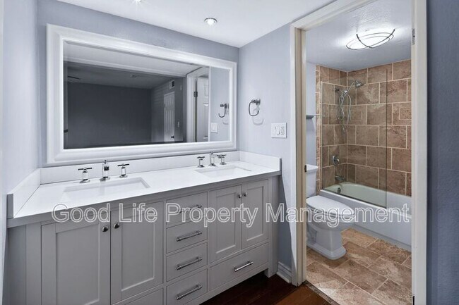 Building Photo - 2564 Navarra Dr