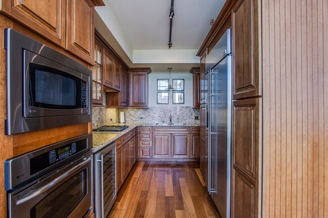 Building Photo - Absolutely stunning high rise loft at Metr...