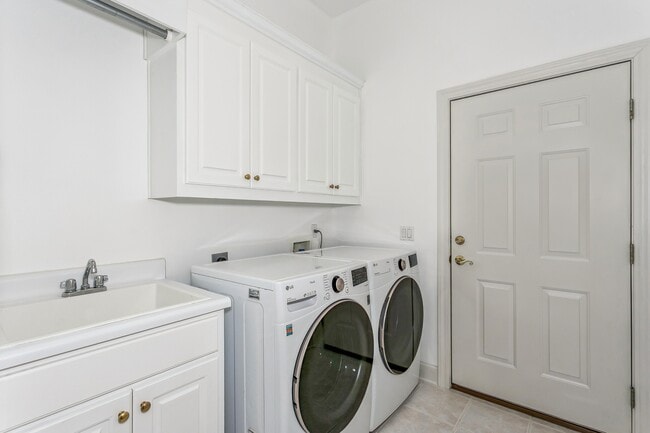 Building Photo - 5930 Hermitage Dr