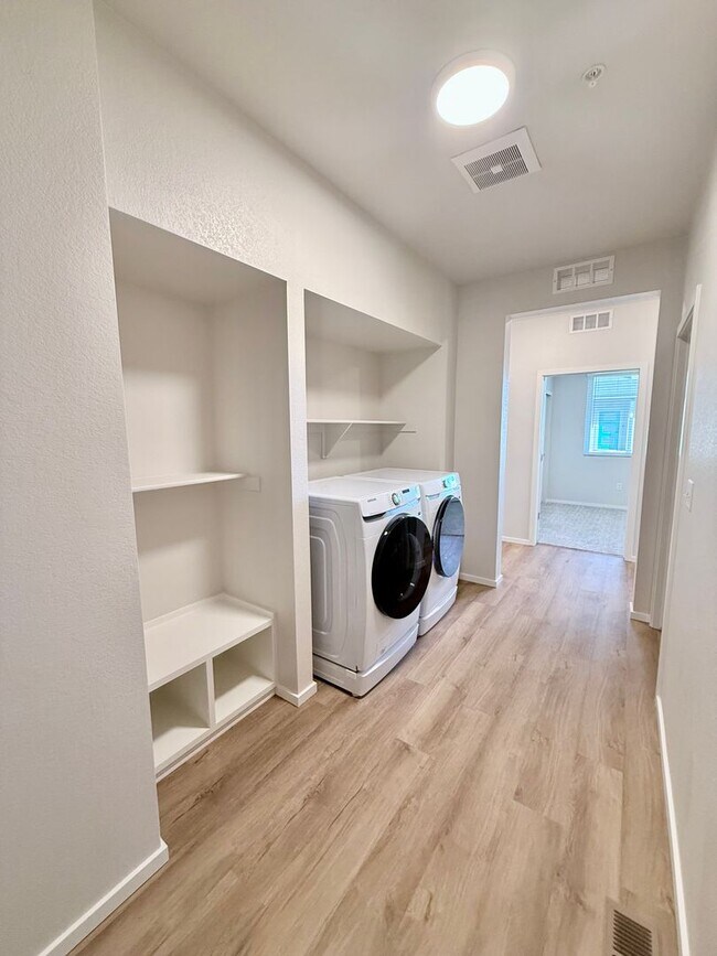 Building Photo - Modern 2-Bedroom Condo in Fort Collins - Bright, Spacious & Move-In Ready