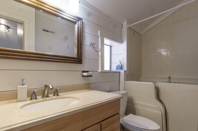 Building Photo - 2 bedroom charmer on W South for rent!