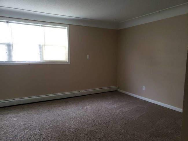 Building Photo - Spacious 3 Bedroom Garden Level Duplex