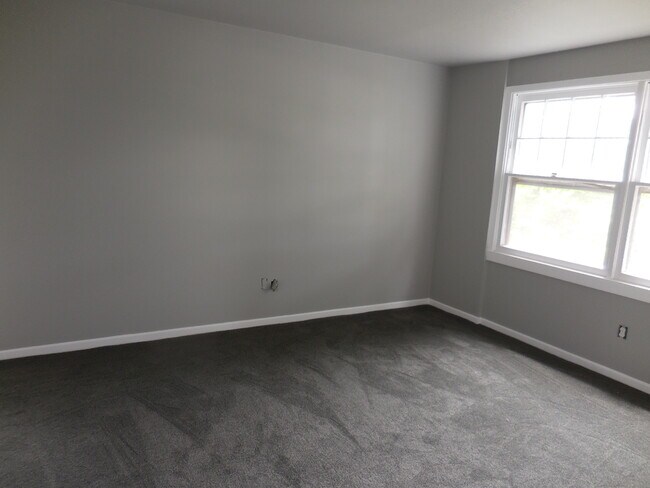 Building Photo - 16093 SW Roy Rogers Rd