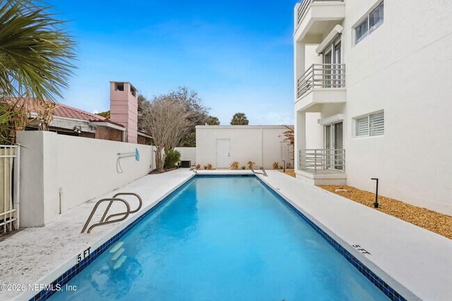 Building Photo - 75 Comares Ave