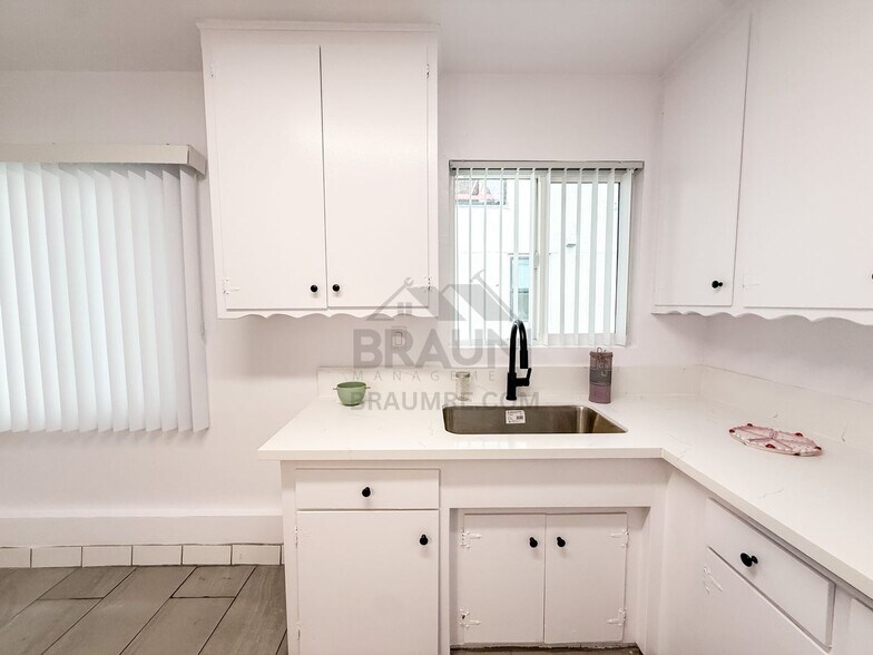 Building Photo - 5917 Laurel Canyon Blvd