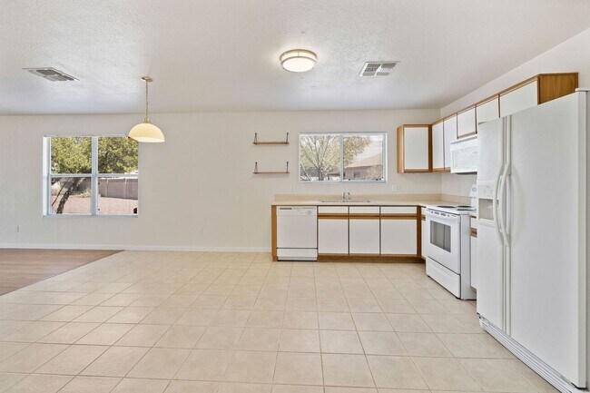 Building Photo - Move in ready home in Arizona Sunset!