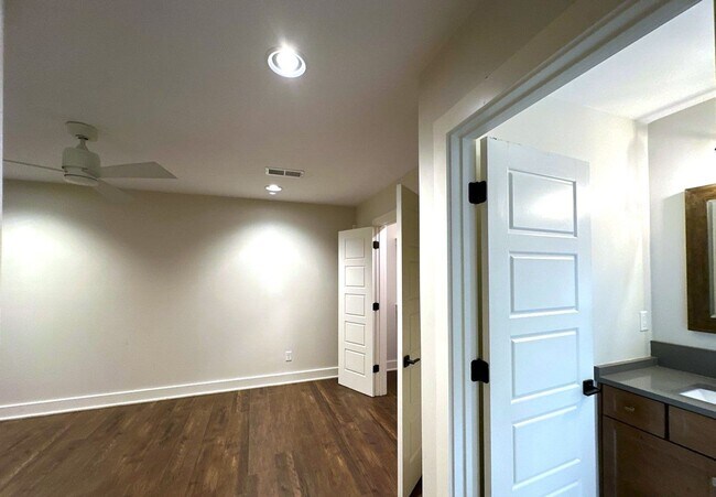 Building Photo - Gorgeous 3 Bedroom Cottage Style Home