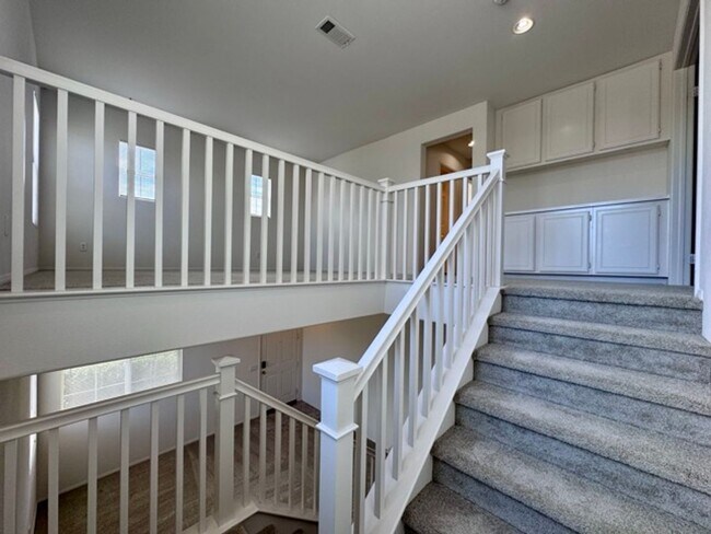 Building Photo - Beautiful 3 Bedroom two story South Temecu...