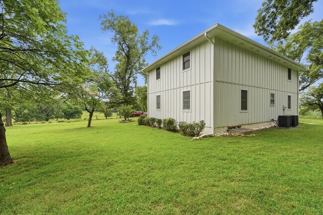 Building Photo - 10200 Grandview Rd
