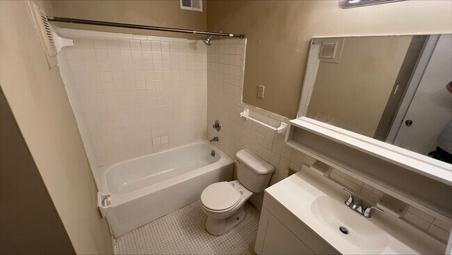 Building Photo - 3216 S Mendenhall Rd