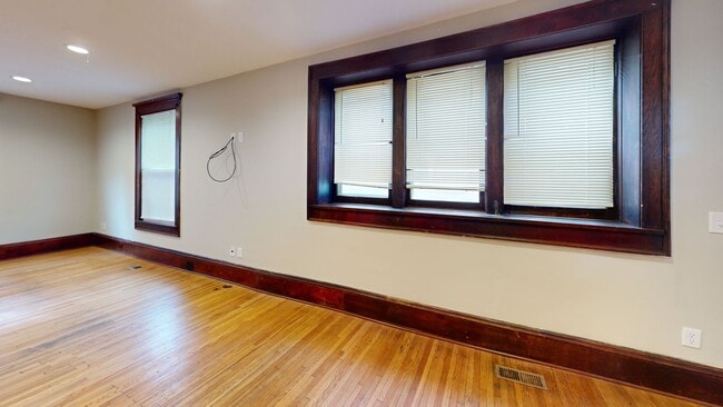 Building Photo - Affordable 6-Bedroom3 bath House Close to U of M Campus