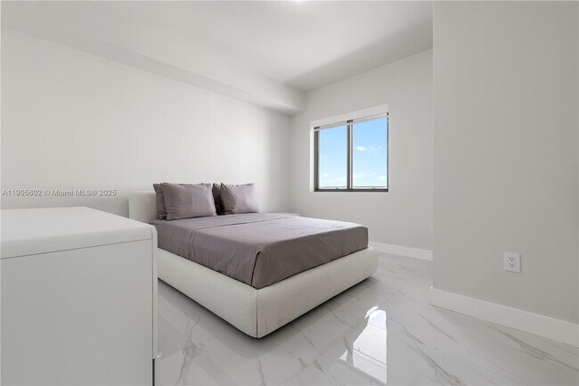 Building Photo - 700 NE 24th St