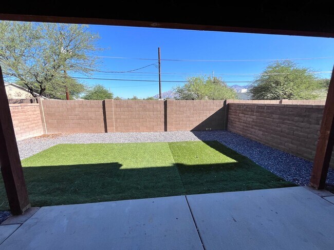 Building Photo - Central- FURNISHED 4 bedroom/ 3 bathroom h...