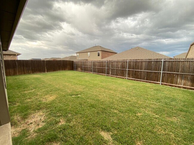 Building Photo - 2105 Meadow Park Dr