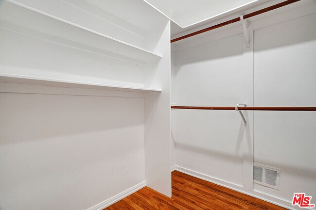 Building Photo - 476 S Roxbury Dr