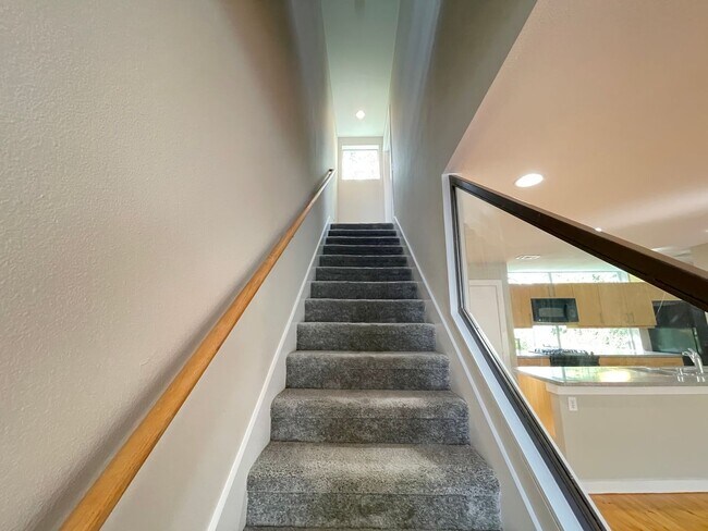 Building Photo - Dallas 3 story Loft