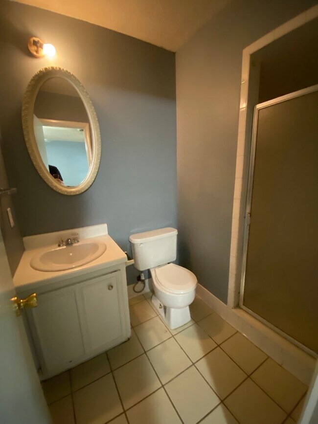 Building Photo - 3 BEDROOM 2 BATH HOUSE WITH 1 CAR GARAGE