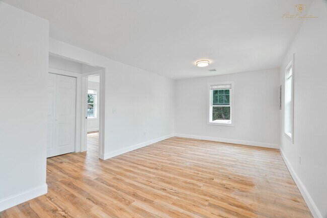 Building Photo - Beautifully Updated Two Bedroom Townhouse!