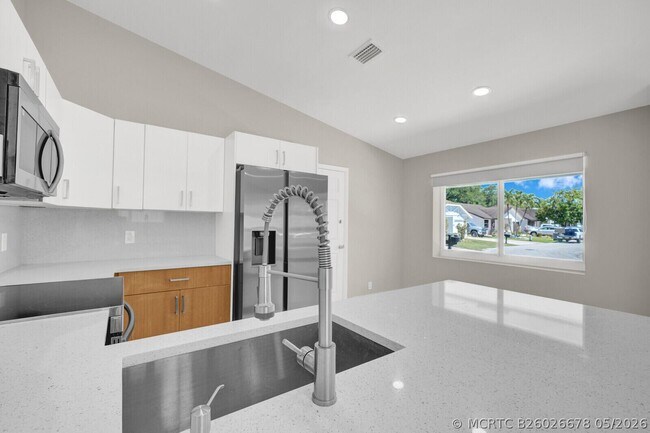 Building Photo - 23392 Country Club Dr E