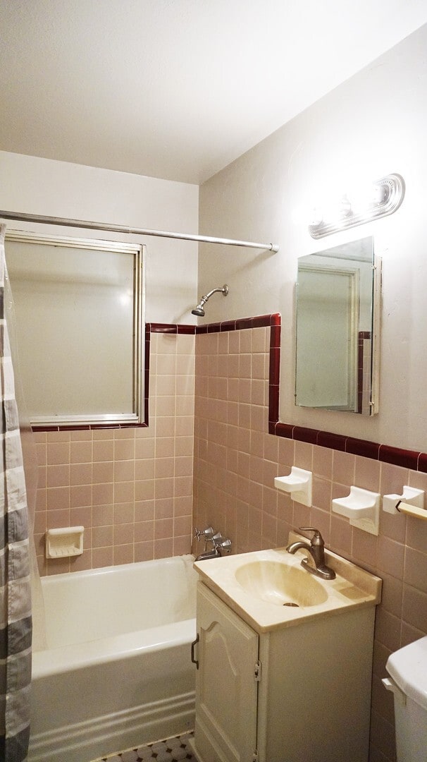 Building Photo - 4 BED 2 BATH 1 CAR GARAGE PLUS CARPORT IN STEVE PENNINGTON ADDITION