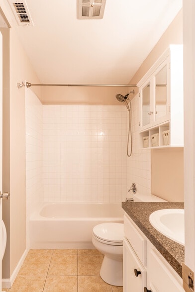 Building Photo - 5950 Oakwood Dr