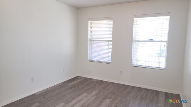 Building Photo - 223 Avrshire Ln