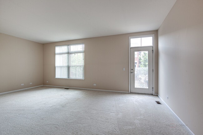 Building Photo - 726 Summit Ln