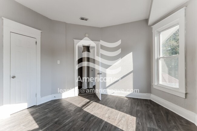 Building Photo - 664 S 38th St