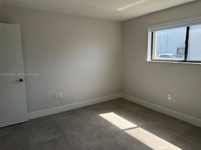 Building Photo - 1360 W 41st St